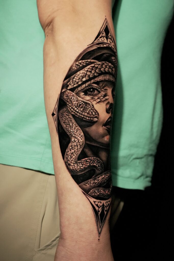 Detailansicht eines realistischen Medusa Tattoos mit Greywash-Schattierung
