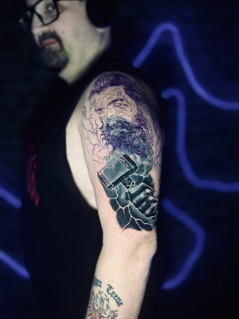 Realistic Cover-up Tattoo in Innsbruck während des Tattoo-Prozesses