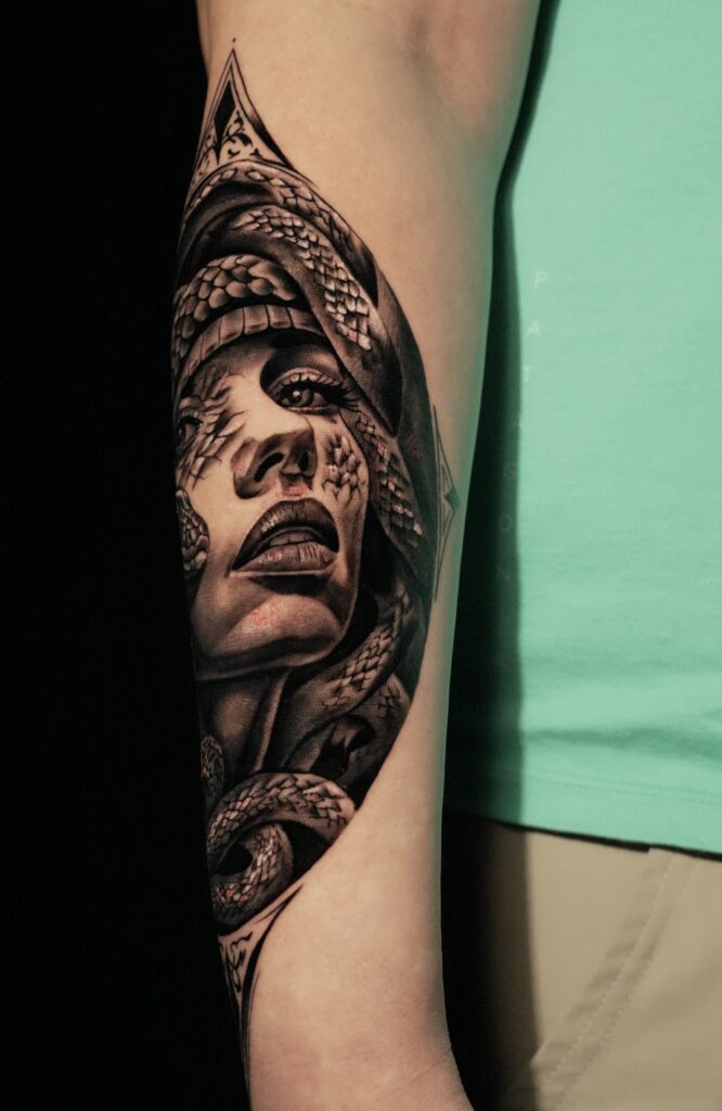 Realistisches Medusa Tattoo in Innsbruck mit Greywash-Schattierung